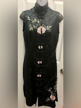 Sleeveless Black Floral Embroidered Cheongsam Dress - Pink Rose Detail